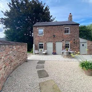 Grooms By Castle Near York Holiday home